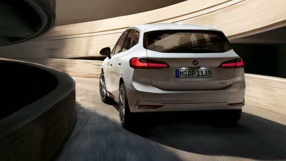 Dinamik arka tasarım, BMW 2 Serisi Active Tourer U06 BMW 2 Serisi Active Tourer U06, Metalik Beyaz/Mineral, otoparkta döner rampa üzerinde arkadan görünüm