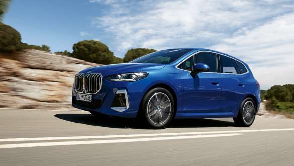 BMW 2 Serisi Active Tourer 230e plug-in hybrid U06, kır yolunda sürüş BMW 2 Serisi Active Tourer 230e plug-in hybrid U06, Metalik M Mavi/Portimao, kır yolunda sürüş sırasında yan çaprazdan görünüm