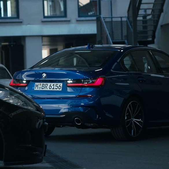 M Performance parçalarıyla BMW 3 Serisi Sedan. M Performance parçalarına sahip BMW 3 Serisi Sedan’ın önden görünümü.