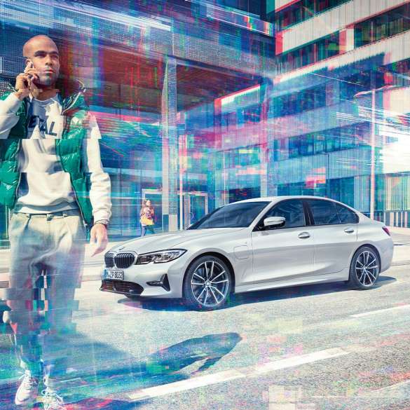 BMW 3 Serisi Sedan, Geri Vites Destek Asistanı. Geri Vites Destek Asistanı ile BMW 3 Serisi Sedan’ın kokpitinin yakın çekimi.