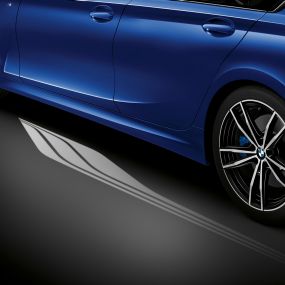 BMW 3 Serisi Sedan, Işıklı Karşılama Halısı. BMW Işıklı Karşılama Halısı ile açık sürücü kapısının detaylı yandan görünümü.