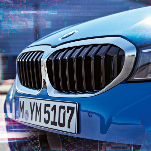 BMW 3 Serisi Sedan, Çift Böbrek Izgaraları. BMW 3 Serisi Sedan’ın çift Böbrek Izgaralarının yakın çekimi.