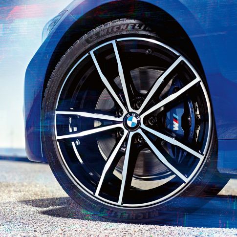 BMW 3 Serisi Sedan, hafif alaşım jantlar 791 M. BMW 3 Serisi Sedan’ın 19 inç, 791 M Siyah hafif alaşım jantlarının yakın çekimi.