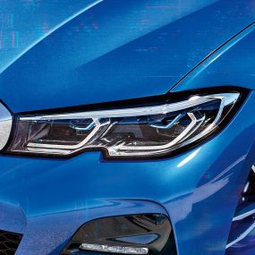 BMW 3 Serisi Sedan, BMW Laserlight. BMW Laserlight özellikli sağ ön farların yandan yakın çekimi.