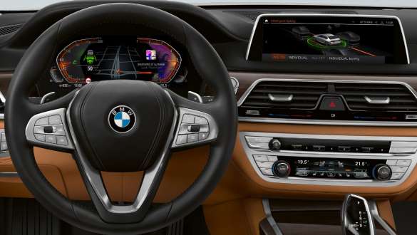 BMW 7 Serisi Sedan: Profesyonel Sürüş Asistanı BMW 7 Serisi Sedan: Ekran ve Gösterge Paneli, Profesyonel Sürüş Asistanı’nı gösteriyor