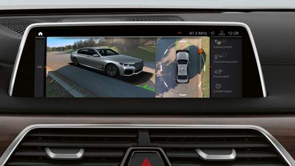 BMW 7 Serisi Sedan: Park Asistanı Plus BMW 7 Serisi Sedan: Ekranda Park Asistanı Plus gösteriliyor