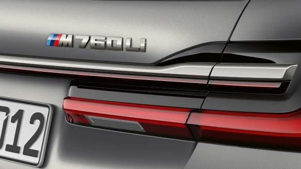 BMW 7 Serisi Sedan M760Li isimllik BMW 7 Serisi Sedan: Arka tasarımda M760Li isimliğinin yakın çekimi