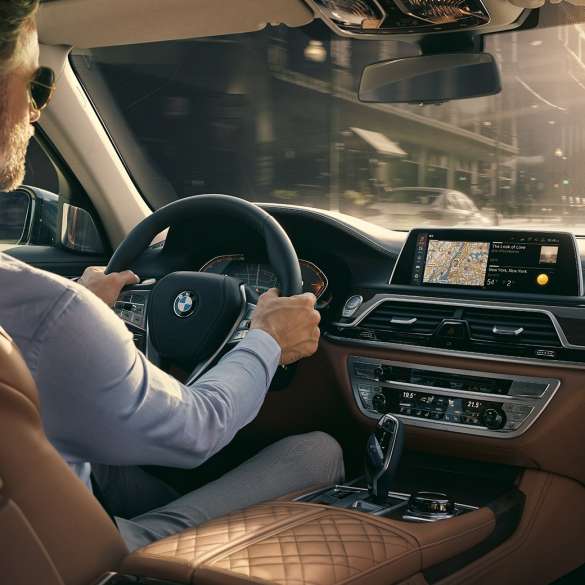 BMW 7 Serisi Sedan bağlantı özellikleri BMW 7 Serisi Sedan: BMW içinde erkek, bağlantı özelliklerini kullanırken