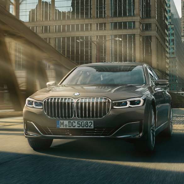 BMW 7 Serisi Sedan Sürüş Asistan Sistemleri Sürüş Asistan Sistemleri: BMW 7 Serisi Sedan şehir içinde seyir halinde