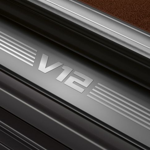 V12 yazısı ile BMW kapı eşik kaplamaları BMW M760Li xDrive: V12 yazısı ile kapı eşik kaplamalarının yakın çekimi