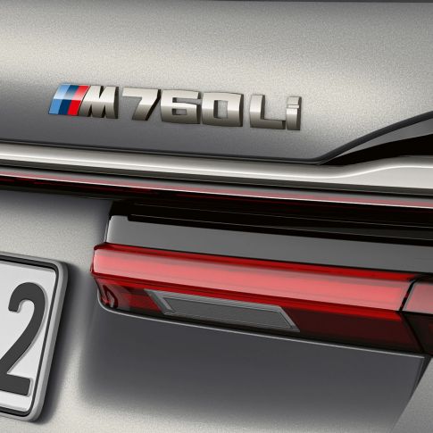 BMW 7 Serisi Sedan, M760Li isimliğinin yakın çekimi BMW 7 Serisi Sedan: Arka tasarımda M760Li isimliğinin yakın çekimi