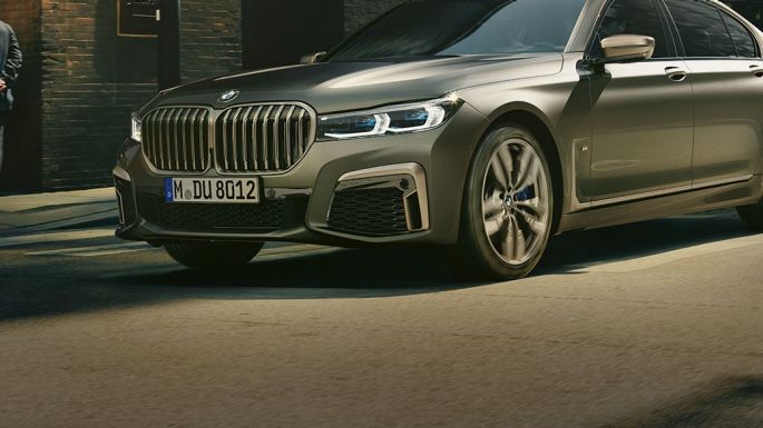 BMW M760Li xDrive şehir içinde BMW M760Li xDrive’ın şehir içinde yolda seyir halinde önden yan görünümü