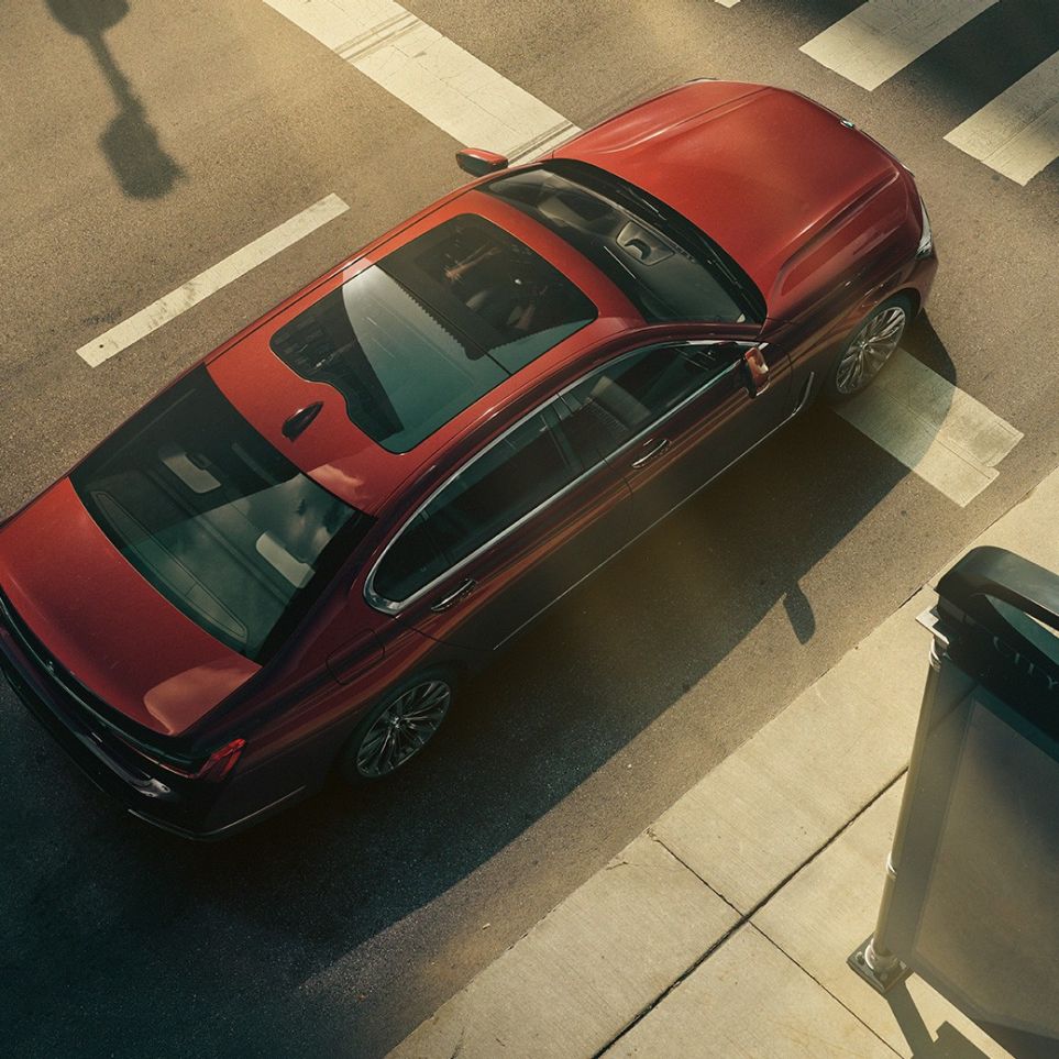 BMW Individual 7 Serisi Sedan, kuş bakışı görünüm Metalik Kırmızı BMW Individual 7 Serisi Sedan’ın kuş bakışı görünümü