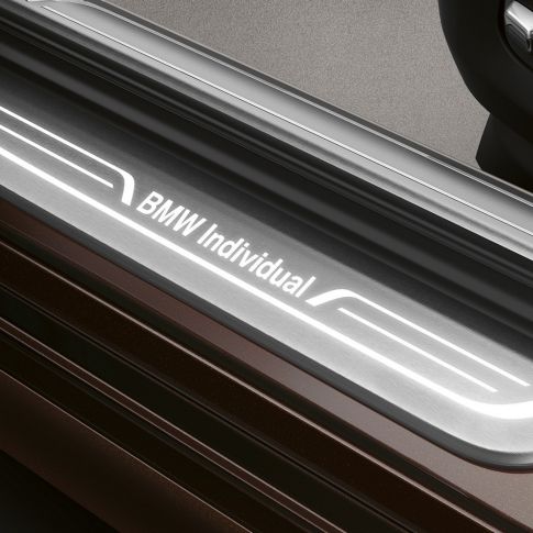 BMW Individual 7 Serisi Sedan kapı eşik kaplamaları BMW 7 Serisi Sedan: BMW Individual yazısı ile kapı eşik kaplamaları