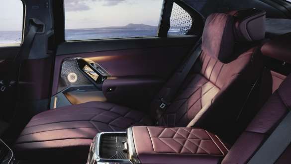 Executive Lounge, arka konsol, BMW 7 Serisi Sedan G70 ICE 740i M Sport donanımı BMW 7 Serisi Sedan G70 ICE 740i M Sport donanımı, Executive Lounge, arka konsolun yakın plan çekimi