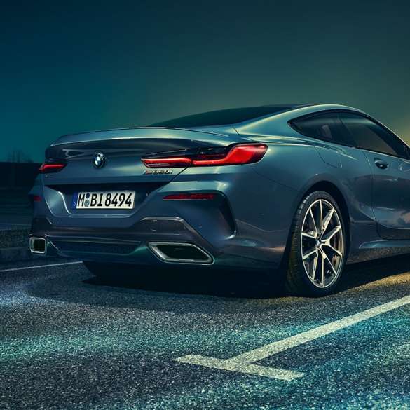 BMW 8 Serisi Coupé, arkadan görünüm. BMW 8 Serisi Coupé, gece manzarası önünde hareketsiz halde, arkadan görünüm.