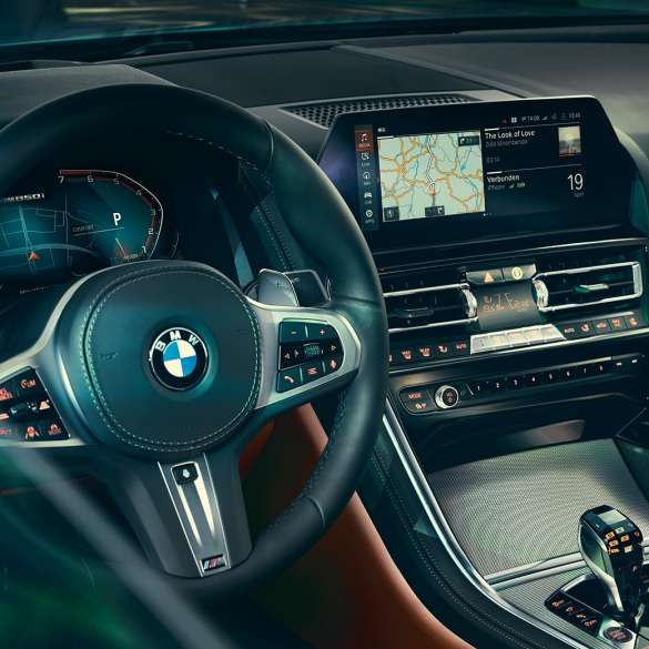 BMW 8 Serisi Coupé, kokpit. BMW 8 Serisi Coupé, direksiyon ve kontrol ekranı ile kokpitin yakın plan görüntüsü.