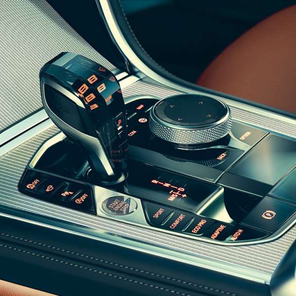 BMW 8 Serisi Coupé, iç tasarım. BMW 8 Coupé, İç tasarım, vites seçim kolunun yakın plan görüntüsü.
