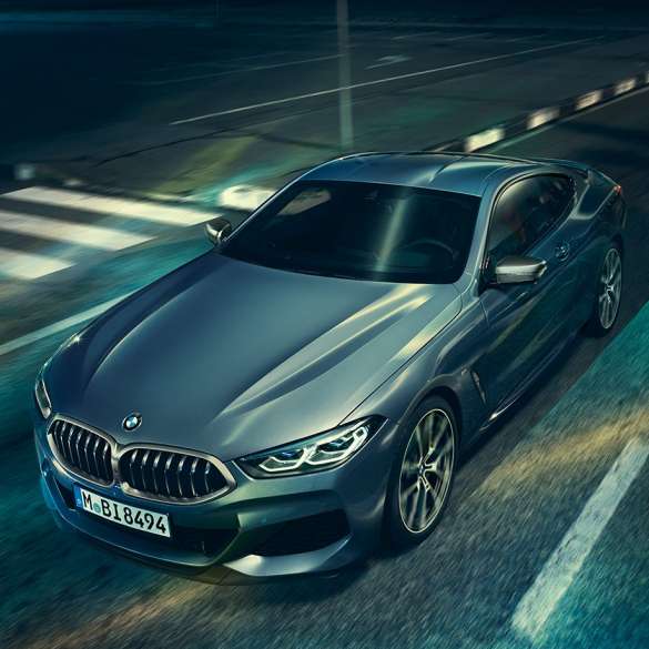 BMW 8 Serisi Coupé, önden görünüm. BMW 8 Serisi Coupé, motor bölümü kapağı üzerinden önden görünüm.
