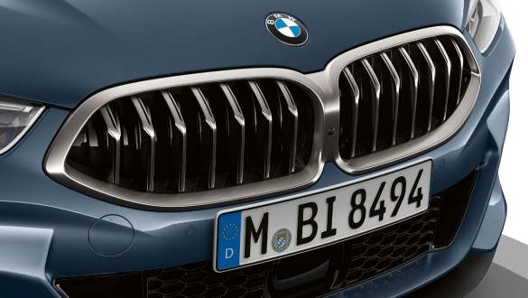Böbrek Izgaraları ve havalandırma. BMW 8 Serisi Coupé, ön tasarımın yakın plan görüntüsü, Böbrek Izgarası çubukları ve havalandırma.