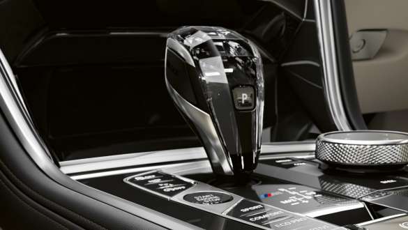 ‘Crafted Clarity' cam uygulaması. BMW 8 Serisi Coupé, vites seçim kolu, 'Crafted Clarity' cam uygulaması.