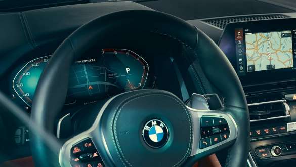 Gösterge ekranı. BMW 8 Serisi Coupé, kokpit, gösterge ekranlı direksiyon.