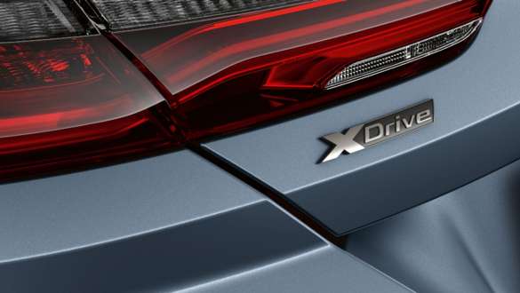 BMW xDrive yazısı. BMW 8 Serisi Coupé, arkadan görünüm, BMW xDrive yazısı.
