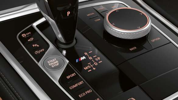 Merkez konsol, Steptronic Sport şanzıman. BMW 8 Serisi Coupé’nin Steptronic Sport şanzımanının merkez konsol odaklı yakın plan görüntüsü.
