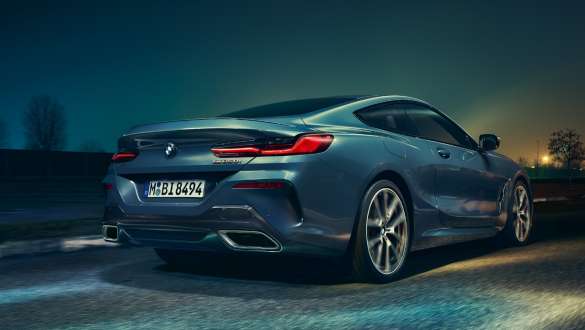 Egzoz çıkışları ve arka tekerlekler. BMW 8 Serisi Coupé, alt arkadan görünüm, egzoz çıkışları ve arka tekerlekler.
