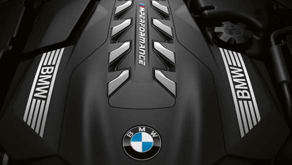 BMW TwinPower Turbo 8 silindirli benzinli motor M850i, BMW 8 Serisi Coupé G15 BMW M TwinPower Turbo 8 silindirli benzinli motor M850i, BMW 8 Serisi Coupé G15 motor bölümü kapağı yakın çekim