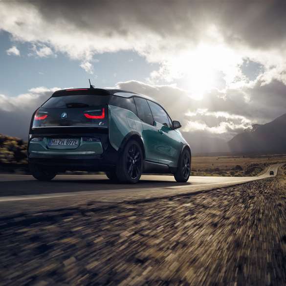 BMW i3, otoyolda sürüş sırasında arkadan görünüm BMW i3 I01 Metalik Mat Gri vurgulu Metalik Bej/Jucaro, otoyolda sürüş sırasında arkadan görünüm