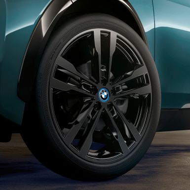 BMW i3 hafif alaşım jant BMW i3 I01 Metalik Mat Gri vurgulu Metalik Bej/Jucaro, hafif alaşım jantların yakın plan görüntüsü