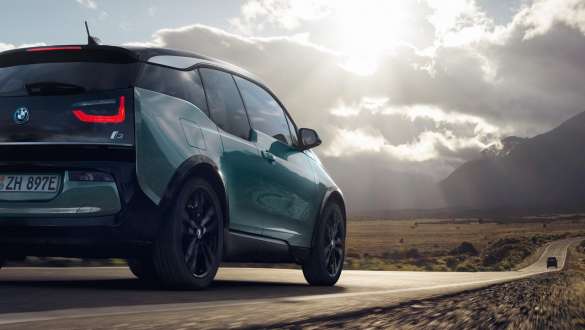 BMW i3, otoyolda sürüş sırasında arkadan görünüm BMW i3 I01 Metalik Mat Gri vurgulu Metalik Bej/Jucaro, otoyolda sürüş sırasında arkadan görünüm