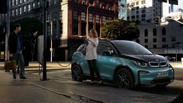 BMW i3, ev-dışı şarj istasyonunda BMW i3’lerini ev-dışı şarj istasyonunda şarj eden çift I01 Metalik Mat Gri vurgulu Metalik Bej/Jucaro