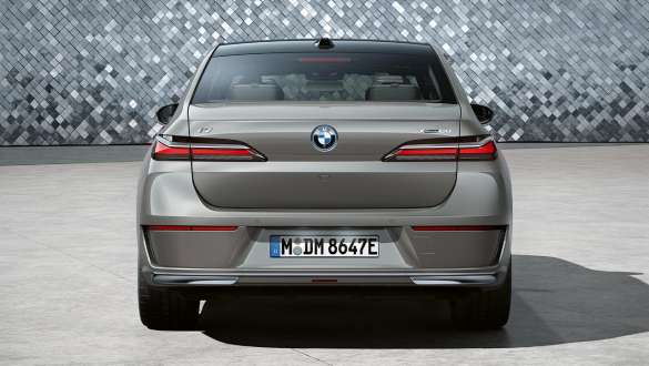 BMW i7 Sedan G70, Stüdyoda arkadan görünüm BMW i7 Sedan G70, BMW Individual Metalik Gri/Oxid, Stüdyoda arka plan ile arkadan görünüm
