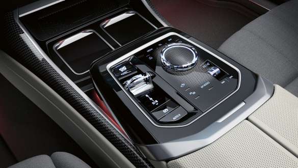 Executive Drive Pro, BMW M760e xDrive Sedan G70 Merkez konsol, BMW M760e xDrive Sedan G70, yakın plan çekim