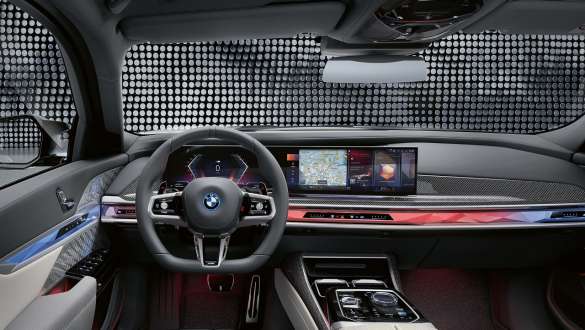 Kokpit, BMW M760e xDrive Sedan G70 M direksiyon, BMW Kavisli Ekran ve Interaction Bar ile kokpit, BMW M760e xDrive Sedan G70