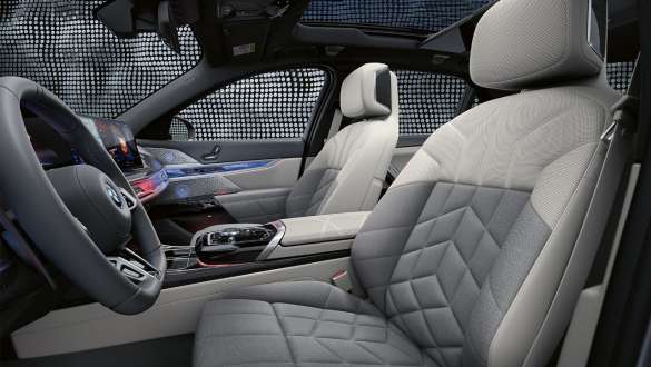Ayrıcalıklı özelliklere sahip BMW Individual Merino deri/yün-kaşmir kombinasyonu, BMW M760e xDrive Sedan G70 Ayrıcalıklı özelliklere sahip BMW Individual Merino deri/yün-kaşmir kombinasyonuyla iç tasarım, BMW M760e xDrive Sedan G70