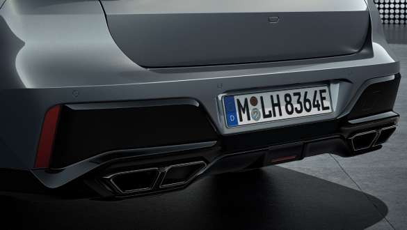 Egzoz sistemi ile arka tasarım, BMW M760e xDrive Sedan G70 4 adet çıkışa sahip egzoz sistemi ile arkadan görünüm, BMW M760e xDrive Sedan G70, BMW Individual Metalik Siyah/Sapphire BMW Individual Metalik Gri/Dravite iki tonlu gövde rengi, yakın plan çekim