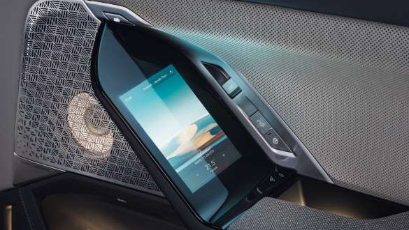 BMW Touch Command, BMW M760e xDrive Sedan G70 BMW Touch Command, BMW M760e xDrive Sedan G70, arka kapının yakın plan çekimi