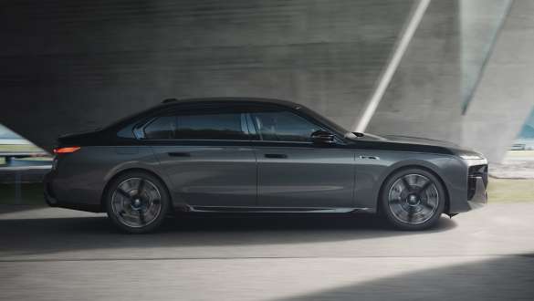 Elektrikli menzil, BMW M760e xDrive Sedan G70 M Performance donanımı BMW M760e xDrive Sedan G70 M Performance donanımı, BMW Individual Metalik Siyah/Sapphire BMW Individual Metalik Gri/Dravite iki tonlu gövde rengi, yolda sürüş sırasında yandan görünüm