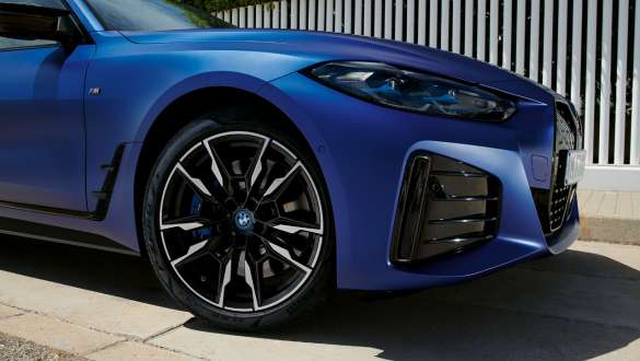 BMW i4 M50 hareketli aksam, BMW i4 M50 G26 BMW i4 M50 hareketli aksam, BMW i4 M50 G26, BMW Individual Metalik Mat Mavi/Portimao, sürüş sırasında arkadan görünüm