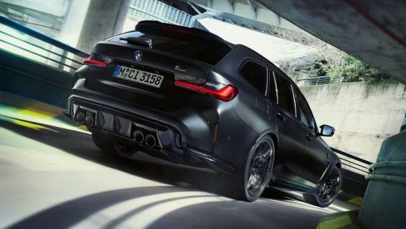 M ailesine özel süspansiyon, BMW M3 Competition Touring G81 BMW M3 Competition Touring G81, BMW Individual Metalik Mat Siyah, M ailesine özel süspansiyon, sürüş sırasında arka çaprazdan görünüm