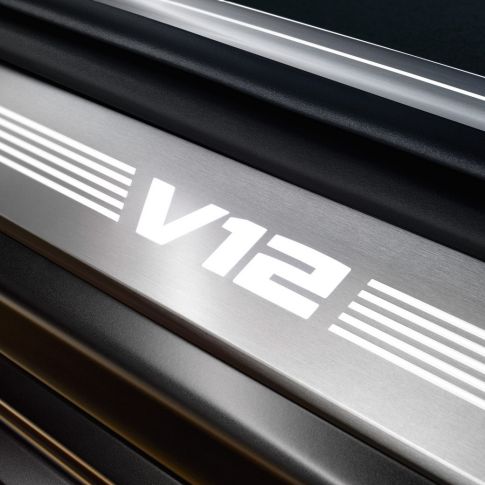 V12 yazısı ile BMW kapı eşik kaplamaları BMW M760Li xDrive Sedan, BMW M760Li iç tasarım