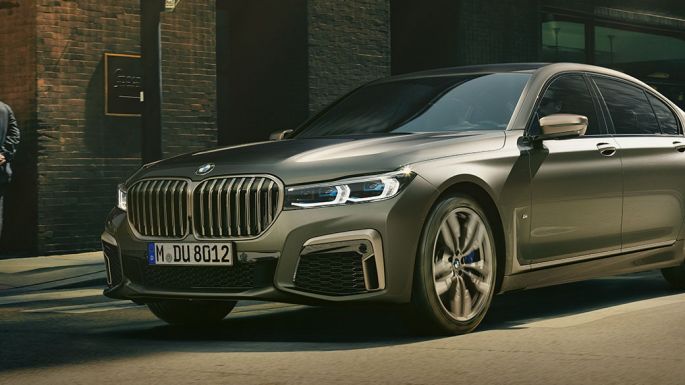 BMW M760Li xDrive Sedan şehir içinde BMW M760Li xDrive Sedan’ın şehir içinde yolda seyir halinde önden yan görünümü