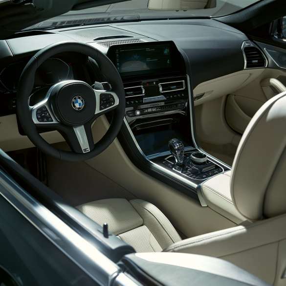 BMW M850i xDrive Cabrio, kokpit. Açık softtop ile metalik Gri/Dravit BMW M850i xDrive Cabrio, M deri direksiyonlu kokpit.