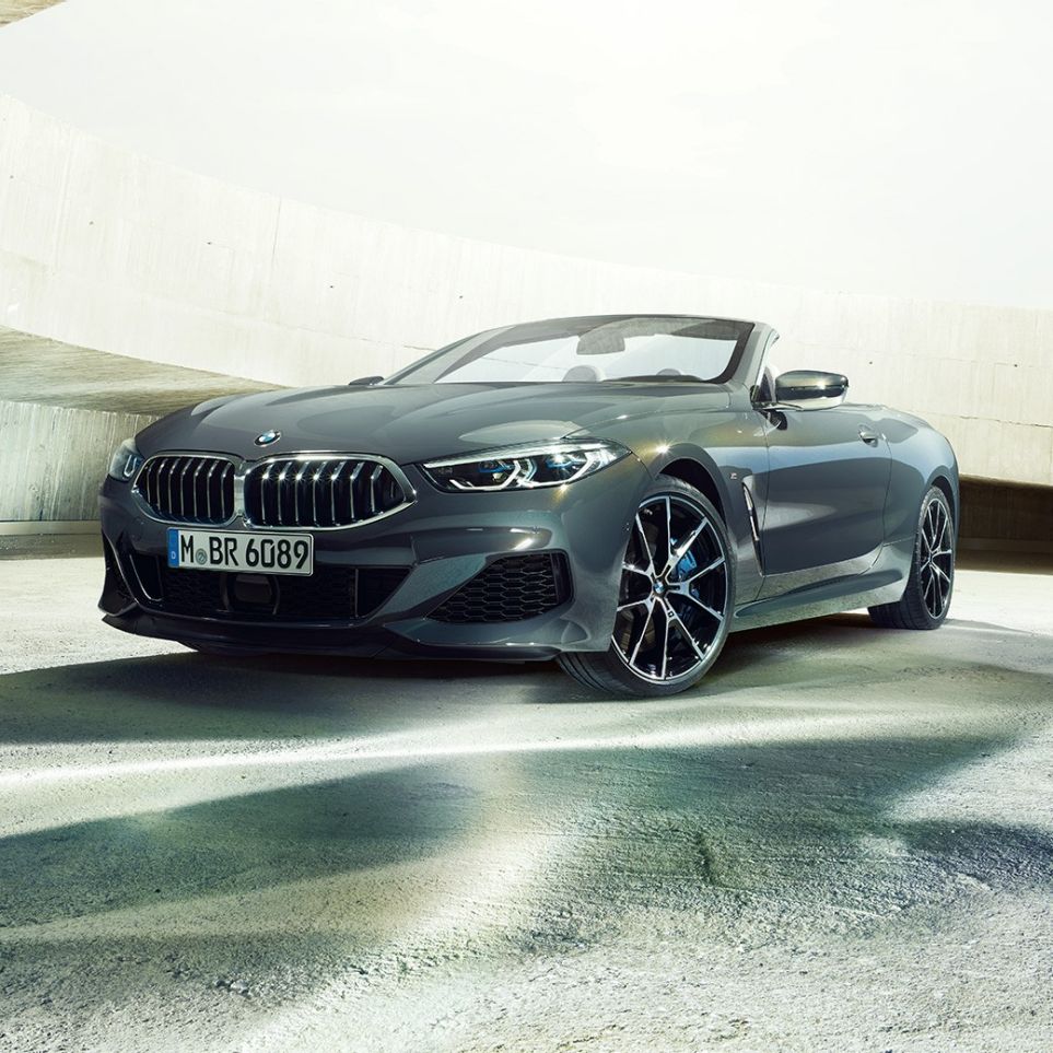 BMW M850i xDrive Cabrio, önden görünüm. Açık softtop ile Metalik Gri/Dravit BMW M850i xDrive Cabrio, beton bina içinde, önden görünüm.