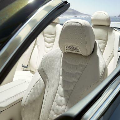 BMW M850i xDrive Cabrio, çok fonksiyonlu ön koltuklar. Açık softtop ile metalik Gri/Dravit BMW M850i xDrive Cabrio, çok fonksiyonlu koltuklar ve Fildişi Beyazı “Merino” BMW Individual deri döşemeyi içeren iç tasarım.