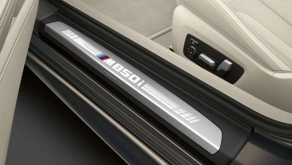 M850i yazılı kapı eşik kaplaması. M850i yazılı BMW M850i xDrive Cabrio kapı eşik kaplaması.