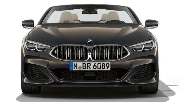 BMW M850i xDrive Cabrio, önden görünüm. Açık softtop ile metalik Gri/Dravit BMW M850i xDrive Cabrio, Galvanize Cerium Gri çift Böbrek Izgaralarıyla birlikte önden görünüm.